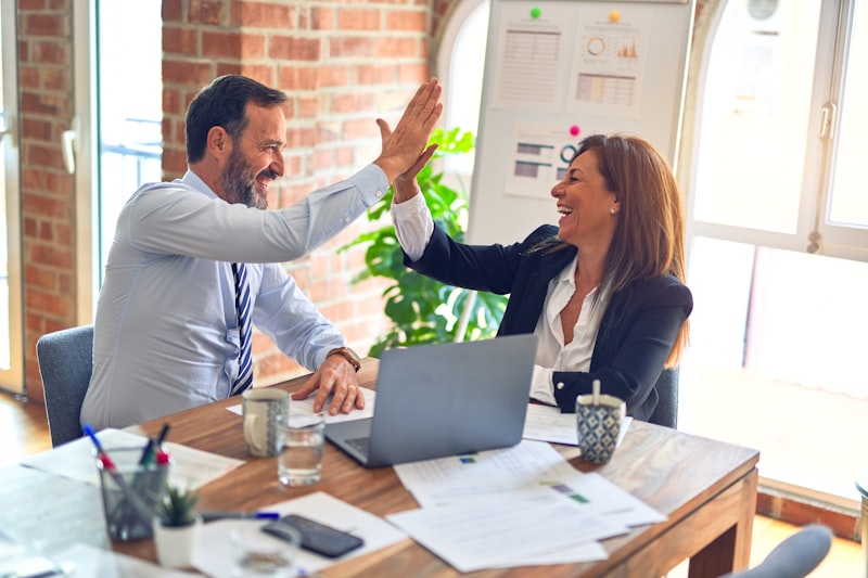 Equipe comercial comemorando um negócio fechado